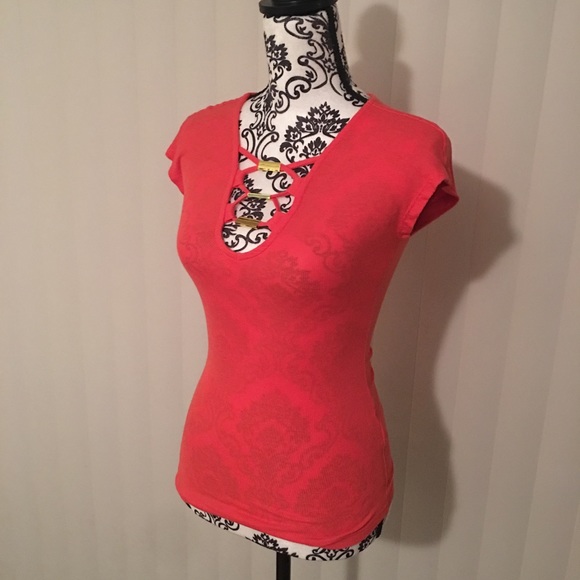 GUESS short sleeve deep V rayon top - Picture 2 of 6